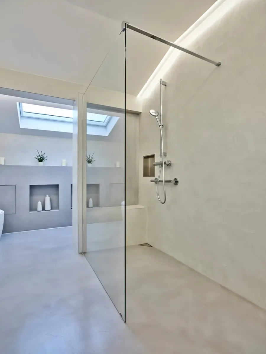 Bodenebene Dusche mit fugenlosen Wand- und Bodenflächen in Saarbrücken – Malerbetrieb Mergenthaler